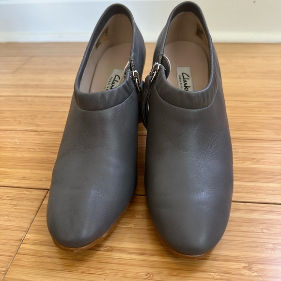 CLARKS Women's Grace Lola Bootie Grey Leather Size 6 - Picture 6 of 7